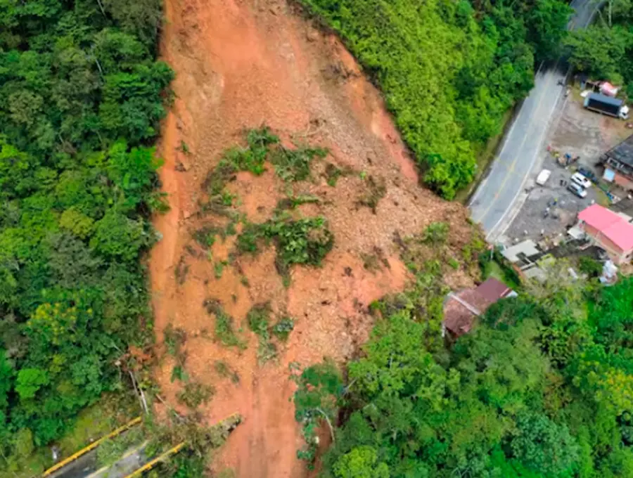 Aspecto del gran deslizamiento de tierra ocurrido en la Autopista Medellín - Bogotá, a la altura del municipio de San Luis. En el lugar hace presencia un equipo con dos retroexcavadoras y ocho volquetas. FOTO Cortesía