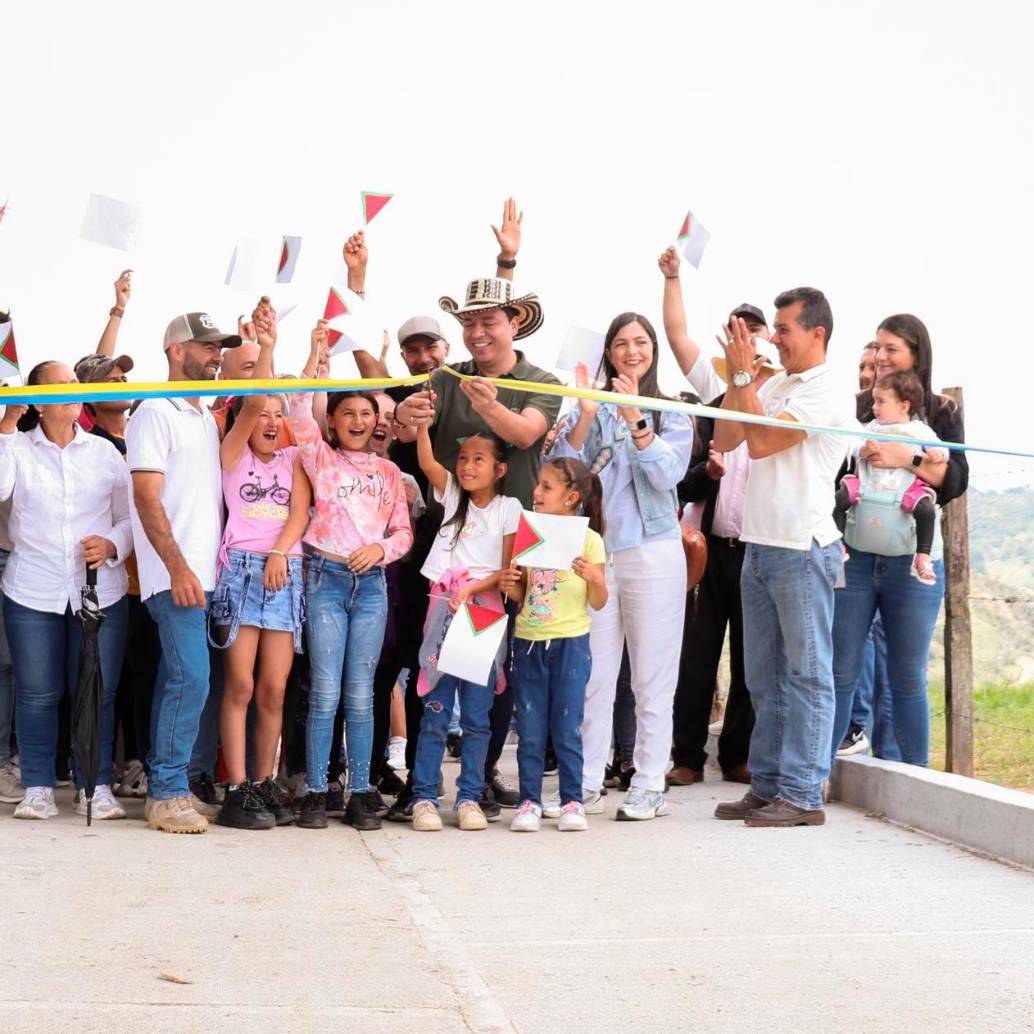 El alcalde de Marinilla, Julio Serna, no ha parado de inaugurar obras para la comunidad. Foto: Cortesía