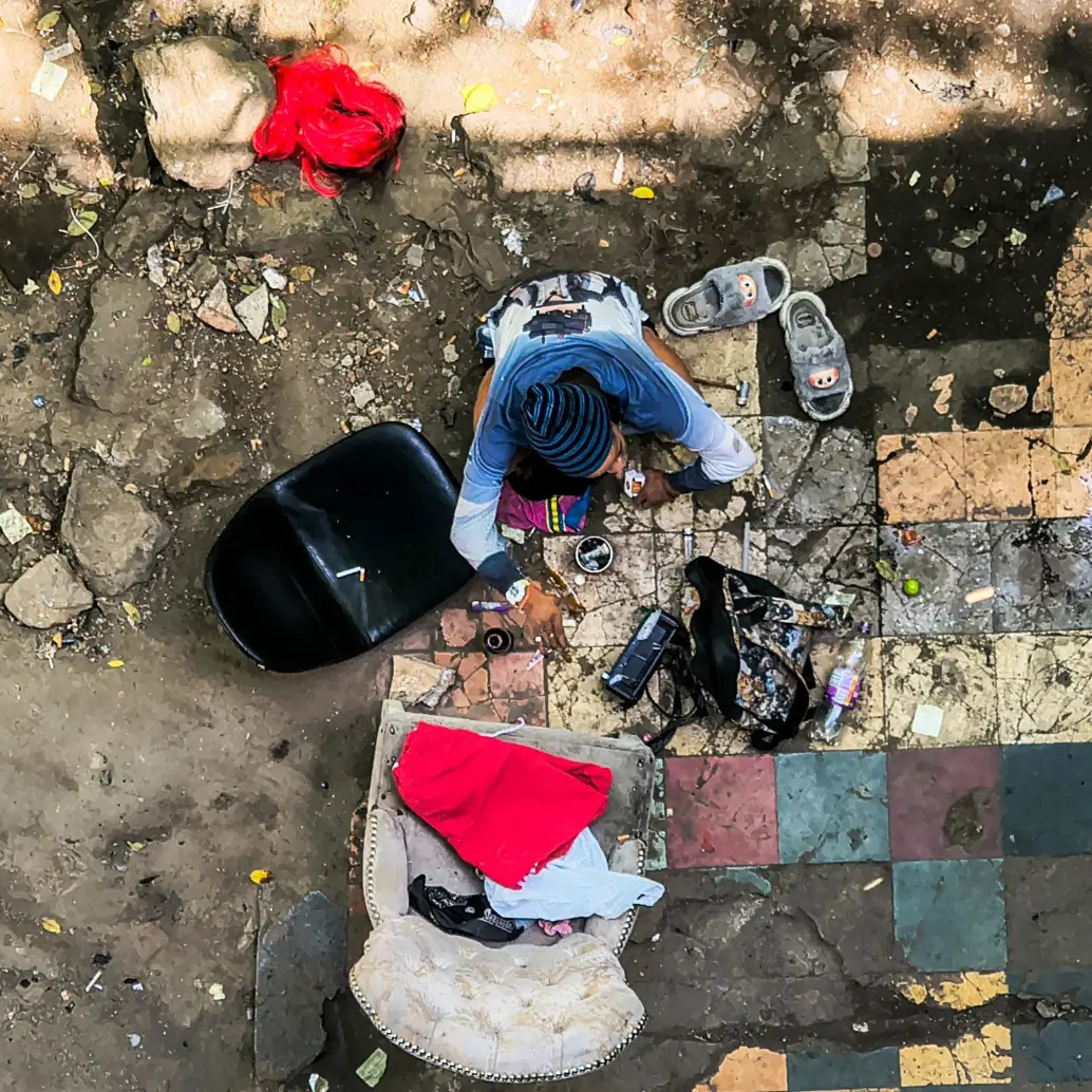 En un puente aledaño al Parque Bicentenario hay una reconocida plaza de vicio, en la cual venden todo tipo de drogas, hasta el tusi que las bandas dijeron que no iban a comercializar. FOTO Julio César Herrera. 