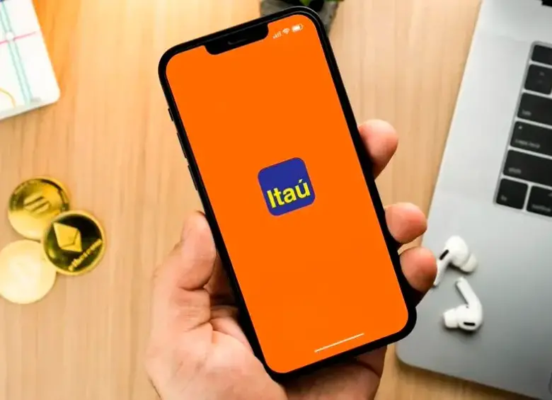 Los clientes provenientes de Itaú podrán solicitar sin costo una nueva tarjeta débito física en las oficinas de Banco de Bogotá. FOTO: CORTESÍA