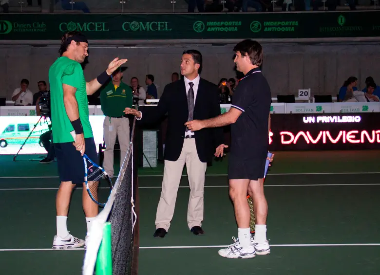 Esteban Jiménez y a su derecha (camiseta verde) Roger Federer. FOTO: CORTESÍA