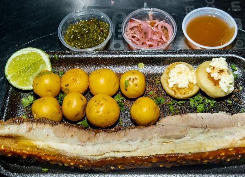 El chuzarrón del restaurante Kamaos en Itagüí es una de sus preparaciones más conocidas. Combina el concepto del chicharrón “de toda la vida” bajo una nueva presentación y nuevos acompañantes.