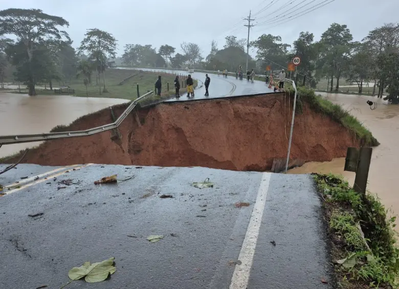 Así quedó el puente sobre el río Mulatos en el municipio de Necoclí. Foto: cortesía Teleantioquia