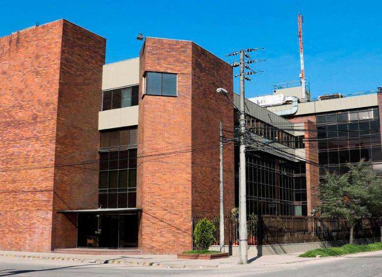 La sede de la UNP en Bogotá, donde se investigan los alcances de una red de corrupción que se vale de sus vehículos para transportar droga y delincuentes. FOTO: CORTESÍA DE UNP.