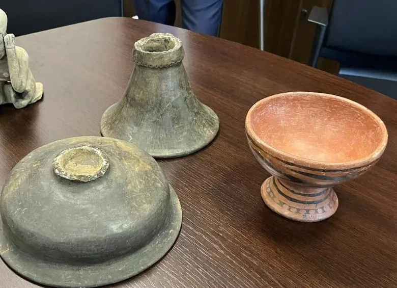 Las cinco piezas de cerámica precolombina devueltas a la Embajada de Colombia en Madrid. FOTO Colprensa