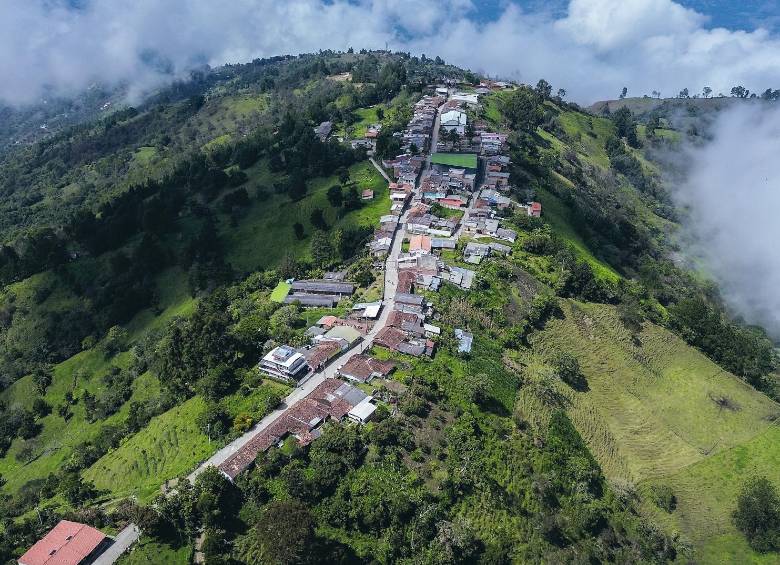 Horizontes se encuentra entre Belmira y Sopetrán y lleva ese nombre desde hace 70 años. Está encaramado en una montaña a más de 2.100 metros de altura. FOTOS MANUEL SALDARRIAGA