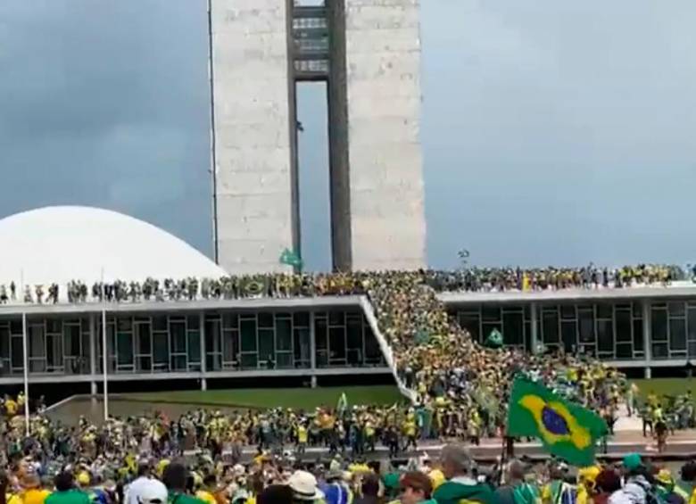 Miles de personas asaltaron las sedes del Estado en Brasil, el pasado 8 de enero. FOTO: TOMADA DE VIDEO.