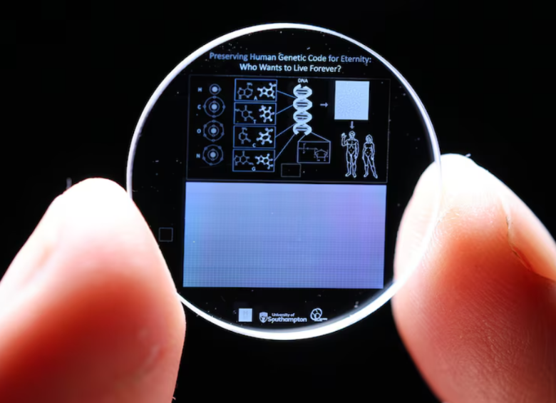 Estos cristales almacenan información mediante nanostructuras grabadas con láser dentro de vidrio de sílice, lo que podría conservar grandes volúmenes de datos sin consumo permanente de energía. FOTO University of Southampton