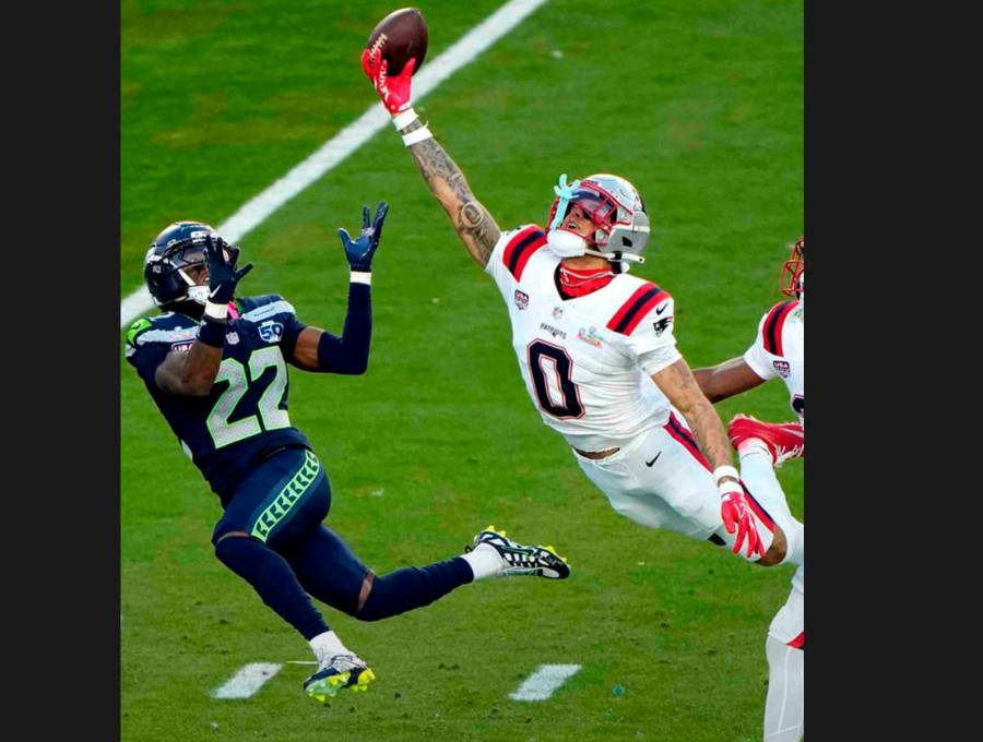 El colombiano Christian González de uniforme blanco, en una de las acciones destacadas del juego en la final del Super Bowl. FOTO GETTY 