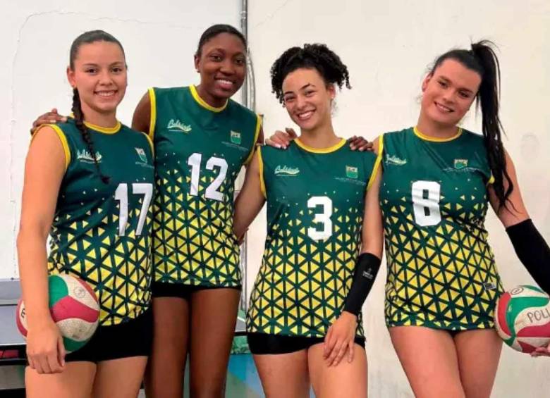 La voleibolista antioqueña Emiliana Castrillón Jaramillo (#8) con sus compañeras de equipo del Politécnico Jaime Isaza Cadavid. FOTO CORTESÍA 