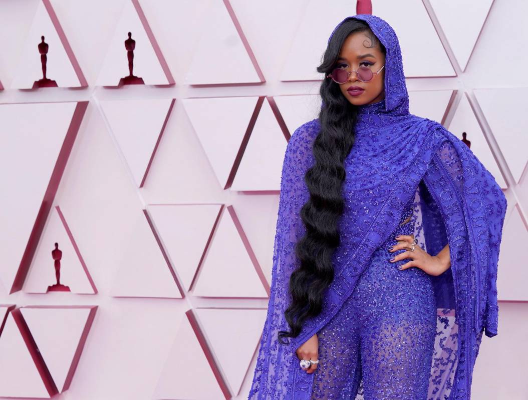 La cantante H.E.R. y su estilismo para la gala. FOTO EFE