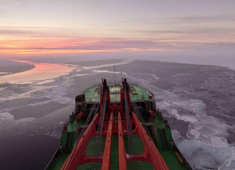El buque de investigación Akademik Tryoshnikov navega en el Océano Ártico en un crucero cientí­fico de 2021 en el programa del Sistema de Observación de las Cuencas de Nansen y Amundsen.FOTO: Europa Press