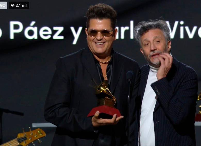 Carlos Vives y Fito Paéz recibieron el Latin Grammy en la categoría Mejor canción pop / rock por Babel. FOTO Cortesía.