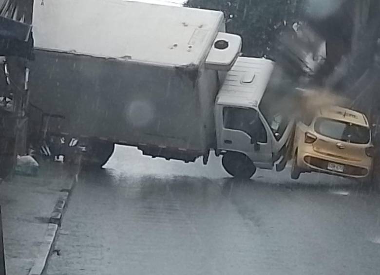 Furgón quedó atravesado tras accidente con taxi en Santa Cruz. Foto: redes sociales