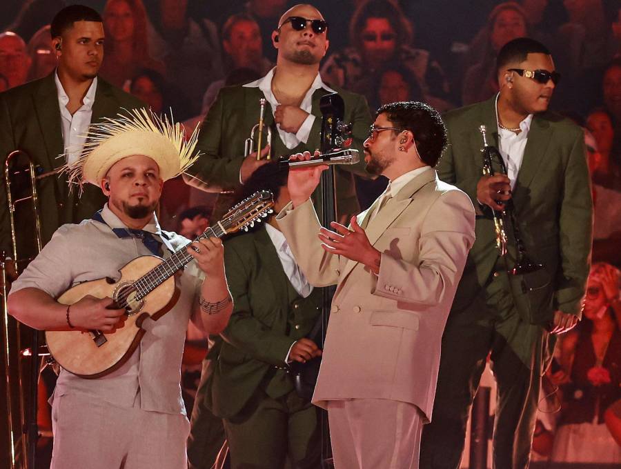 Bad Bunny se despide de Colombia este domingo en el último de sus tres conciertos en el Atanasio Girardot. FOTO: Manuel Saldarriaga