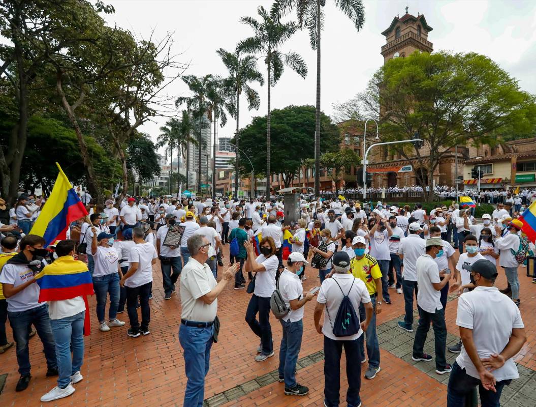 Durante el recorrido, los asistentes entonaron el himno nacional, izaron banderas del país. Foto: Manuel Saldarriaga Quintero.