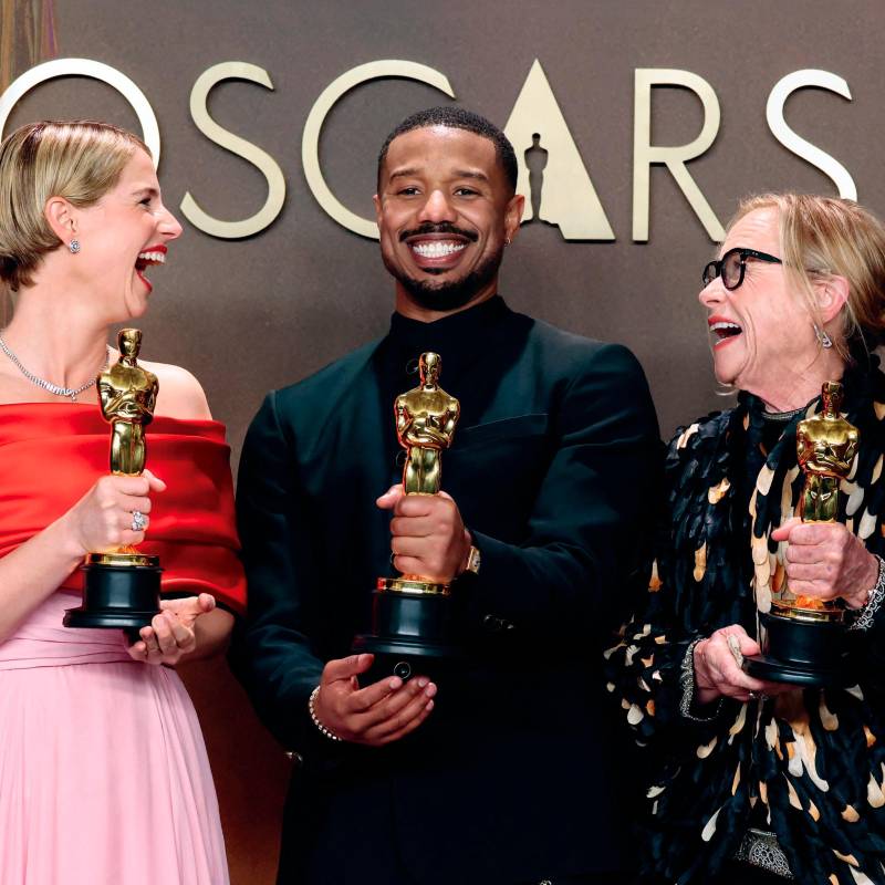 Jessie Buckley, Michael B. Jordan y Amy Madigan con sus respectivos galardones. FOTO AFP