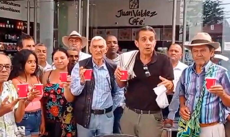 Los cafeteros protestando frente a Juan Valdez. FOTO: Tomada del video de X