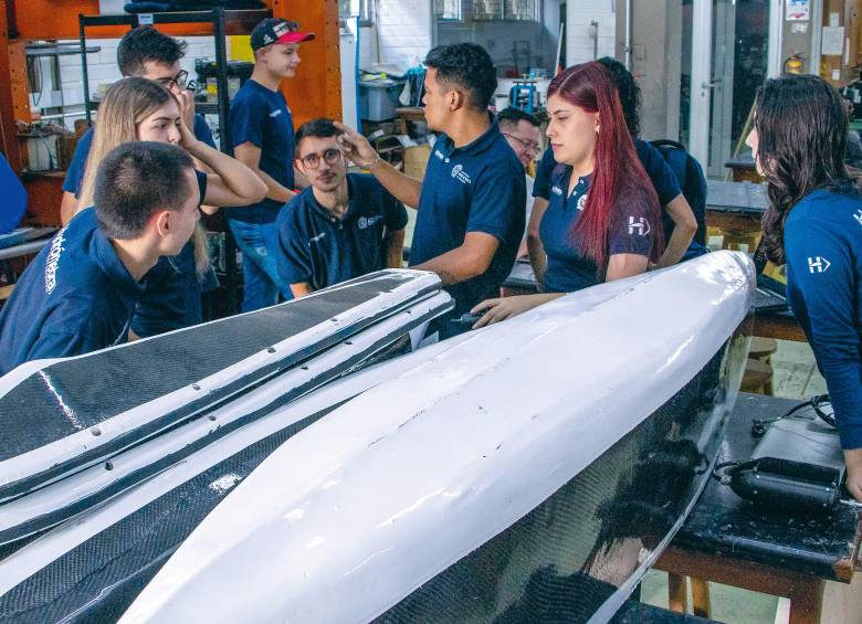 Los estudiantes de Hydrómetra realizando todas las pruebas en laboratorio y en agua con la embarcación que utilizarán en Francia. FOTOS UNIVERSIDAD NACIONAL