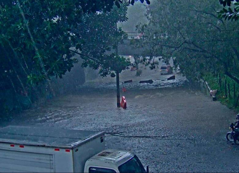 El deprimido de la feria de Ganado se inundó tras las lluvias de este lunes. FOTO: CORTESÍA GUARDIANES