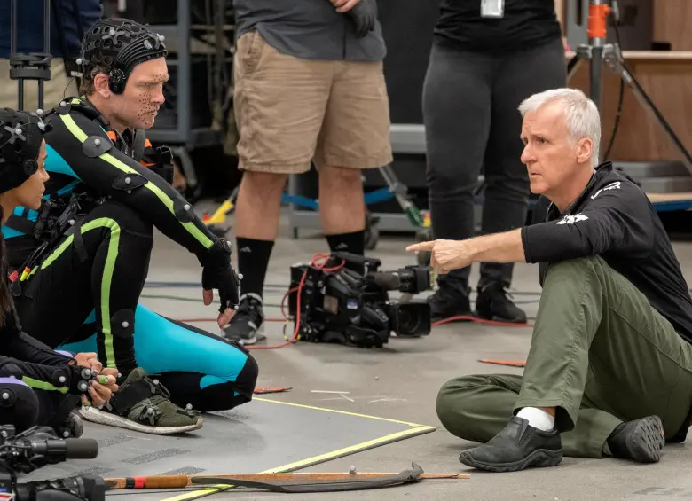 Zoe Saldaña, Sam Worthington y James Cameron en las grabaciones de Avatar: fuego y ceniza. FOTO: Cortesía