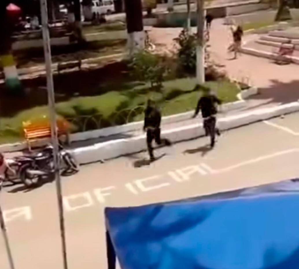 Un video aficionado captó a los sospechosos huyendo a pie por el parque principal de Morales, Cauca. IMAGEN TOMADA DE VIDEO.