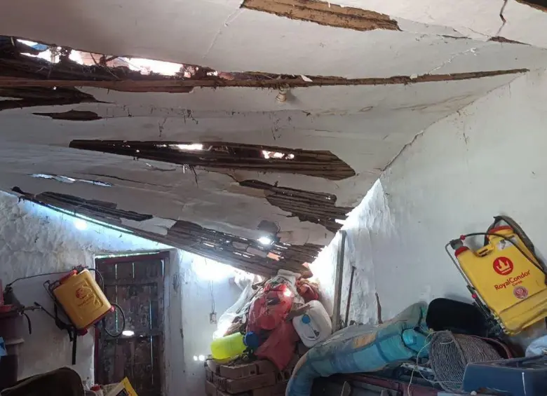 Aspecto de una vivienda en Abejorral, que sufrió un colapso parcial de su techo. FOTO: Cortesía