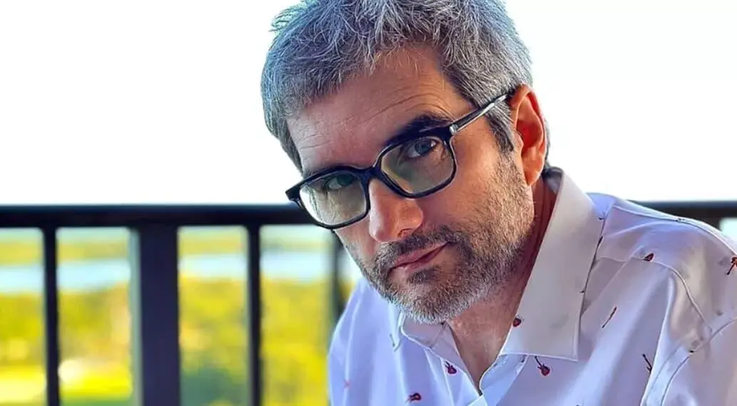 Félix de Bedout fue trasladado a un centro médico tras desvanecerse antes de presentar el noticiero de Univisión. FOTO: @fdbedout. 