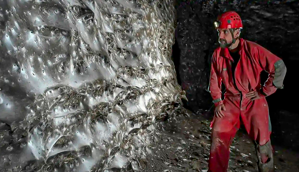 En esta telaraña gigante fue construida por más de 100.000 arañas. Foto Urak / Subterranean Biology.