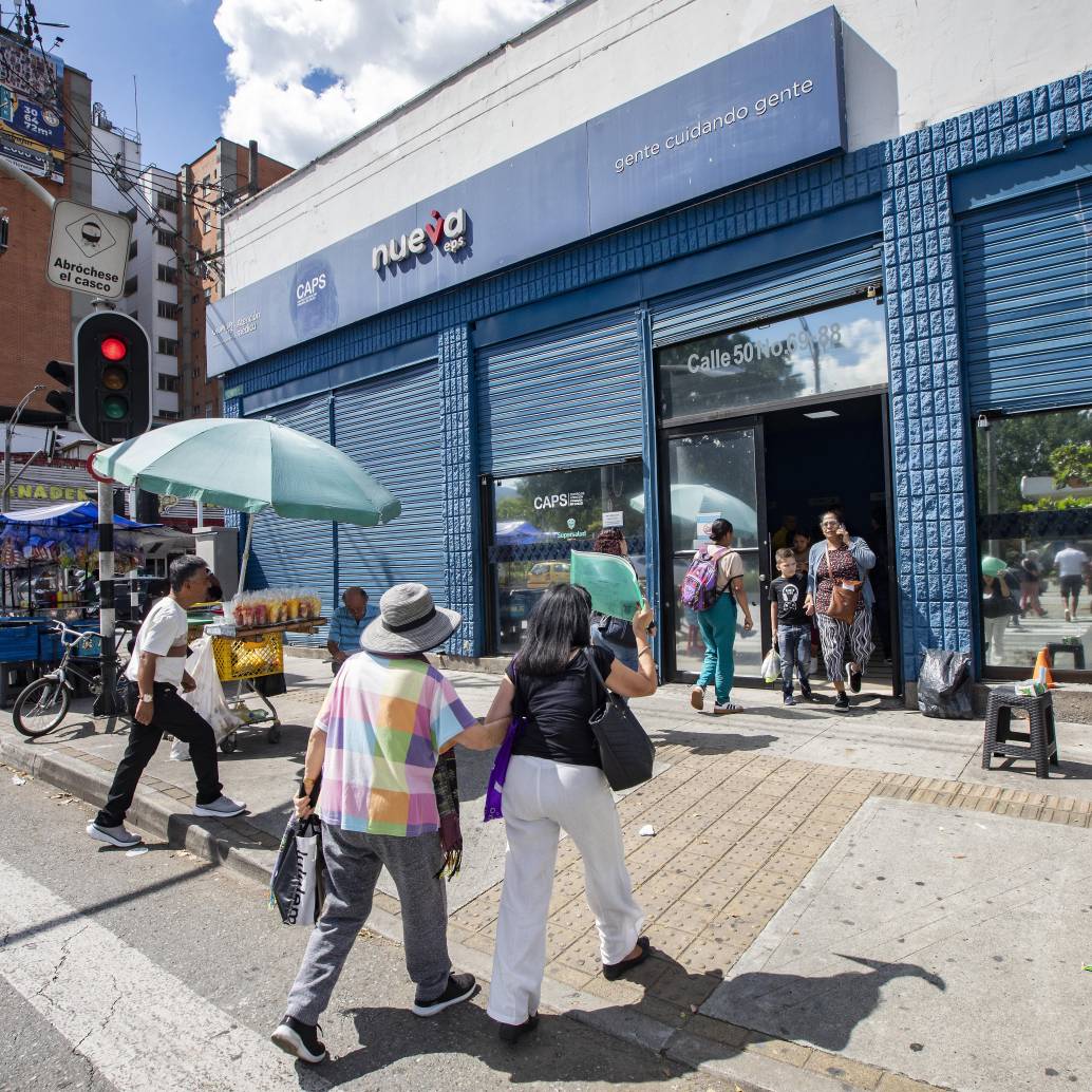Descripción: Sede de la Nueva EPS en la calle Colombia con la carrera 70 de Medellín. Demoras y filas para reclamar medicamentos. Lugar: Estadio. Fecha de evento: 09/09/2025. Foto: Esneyder Gutiérrez Cardona.