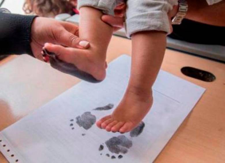 Los padres hacen un enorme esfuerzo para asegurarle al menor derechos esenciales como la alimentación, la ropa, la vivienda o la educación. FOTO Colprensa. 