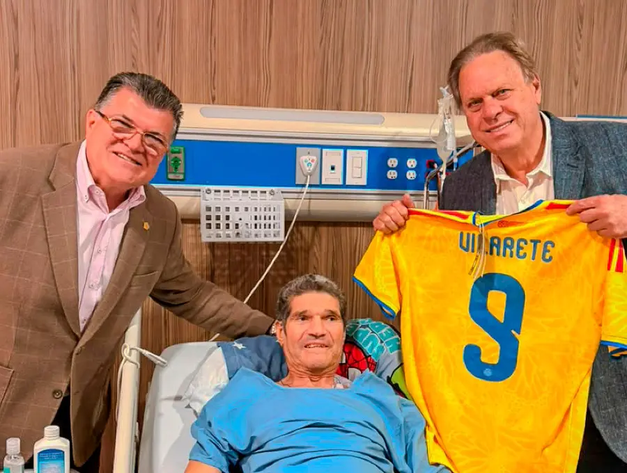 Eduardo Emilio Vilarete recibió la visita del presidente de la FCF, Ramón Jesurun, y del presidente de la DIMAYOR, Carlos Mario Zuluaga, quienes le expresaron su respaldo y desearon una pronta recuperación tras la exitosa intervención quirúrgica. FOTO: @FCF