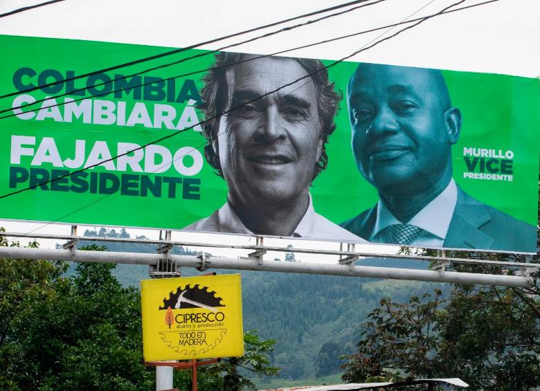 Una de las vallas que Sergio Fajardo había dispuesto en Medellín fue vandalizada. FOTO Camilo Suárez