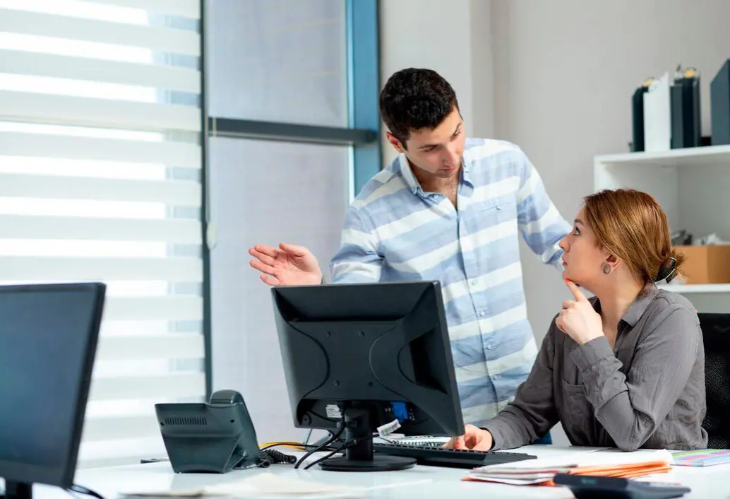 Hablar demasiado del trabajo anterior o compararlo puede generar incomodidad en su nuevo equipo. FOTO: GETTY