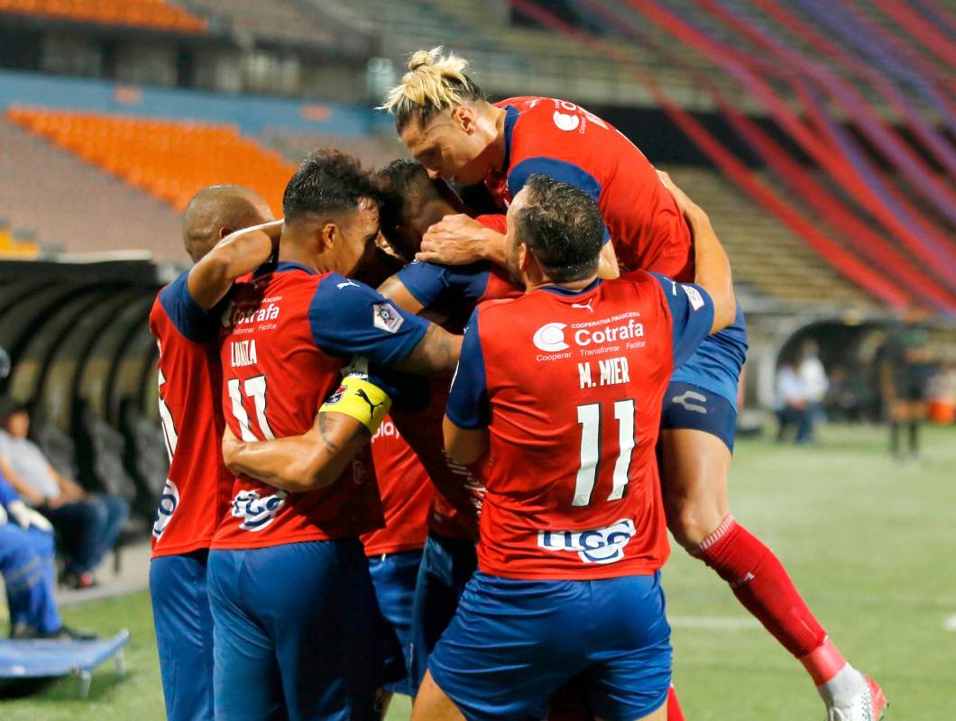 Agustín Vuletich celebra con sus compañeros el gol anotado por su compañero Andrés Cadavid. Foto: Colprensa