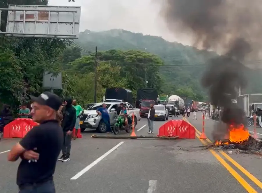 El bloqueo durante casi doce horas buscaba que Pacífico 2 escuchara a los comerciantes del pueblo. FOTO: IMAGEN TOMADA DE VIDEO