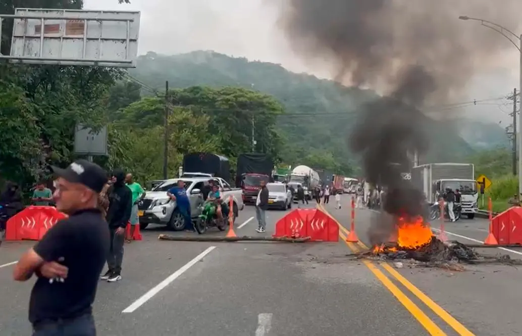 El bloqueo durante casi doce horas buscaba que Pacífico 2 escuchara a los comerciantes del pueblo. FOTO: IMAGEN TOMADA DE VIDEO