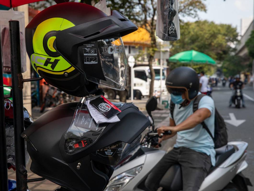 Esta reglamentación se aplicará a quienes se movilicen en alguna de los más de nueve millones de motos que hay registradas en Colombia. Foto: Edwin Bustamante.
