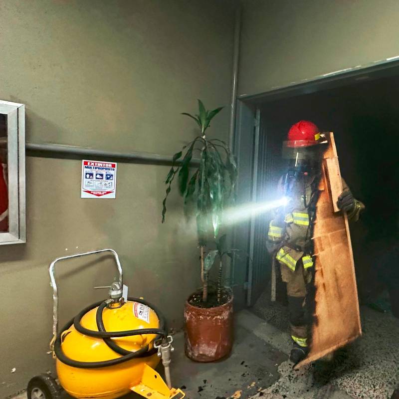 Los bomberos avanzan en las labores para controlar las llamas y evacuar el humo del sótano donde se produjo la conflagración. FOTO: CORTESÍA DAGRD