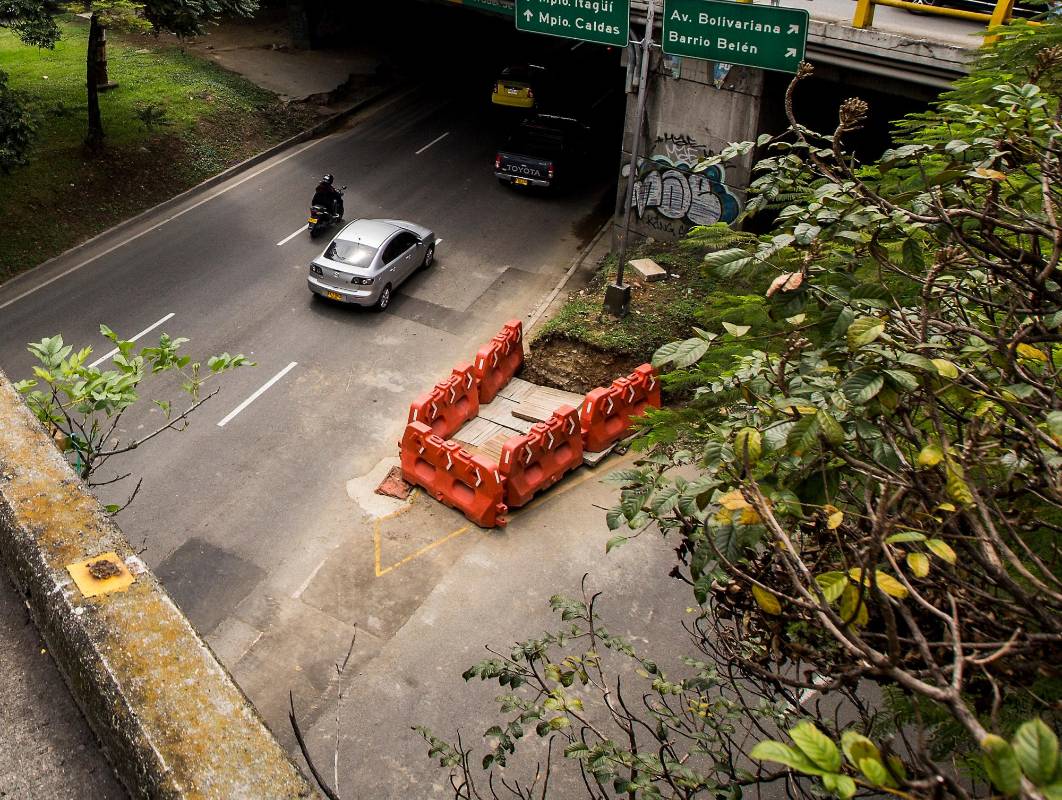 Transeúntes y vecinos de la zona presentaron quejas por el peligro del puente tanto por la falta de barandas como la seguridad del sector. Foto: Julio César Herrera