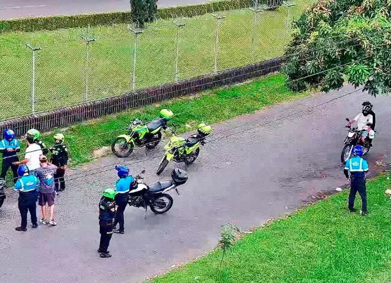 La estrategia de las autoridades fue montar una redada en la entrada del camposanto. FOTO: CORTESÍA ALCALDÍA DE ITAGÜÍ