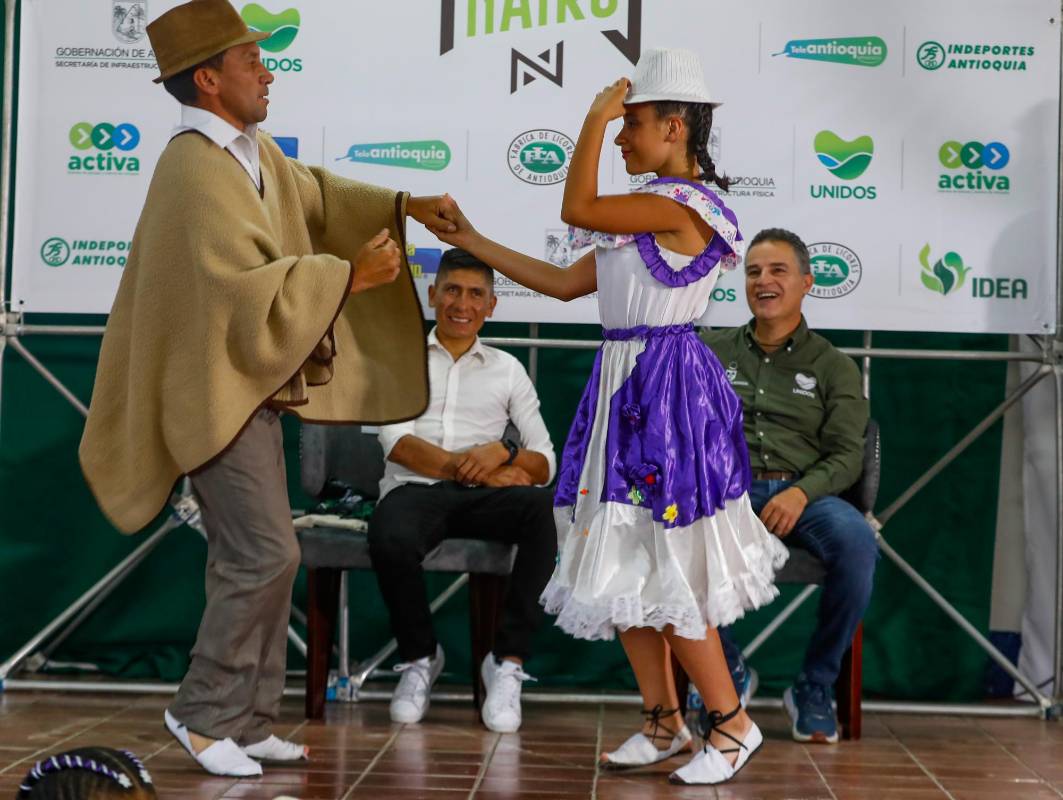 Toda una fiesta se vivió con la visita del ciclista Foto: Manuel Saldarriaga Quintero.