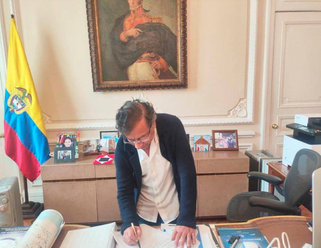 Gustavo Petro firmó el decreto para convocar una consulta popular. FOTO PRESIDENCIA. 