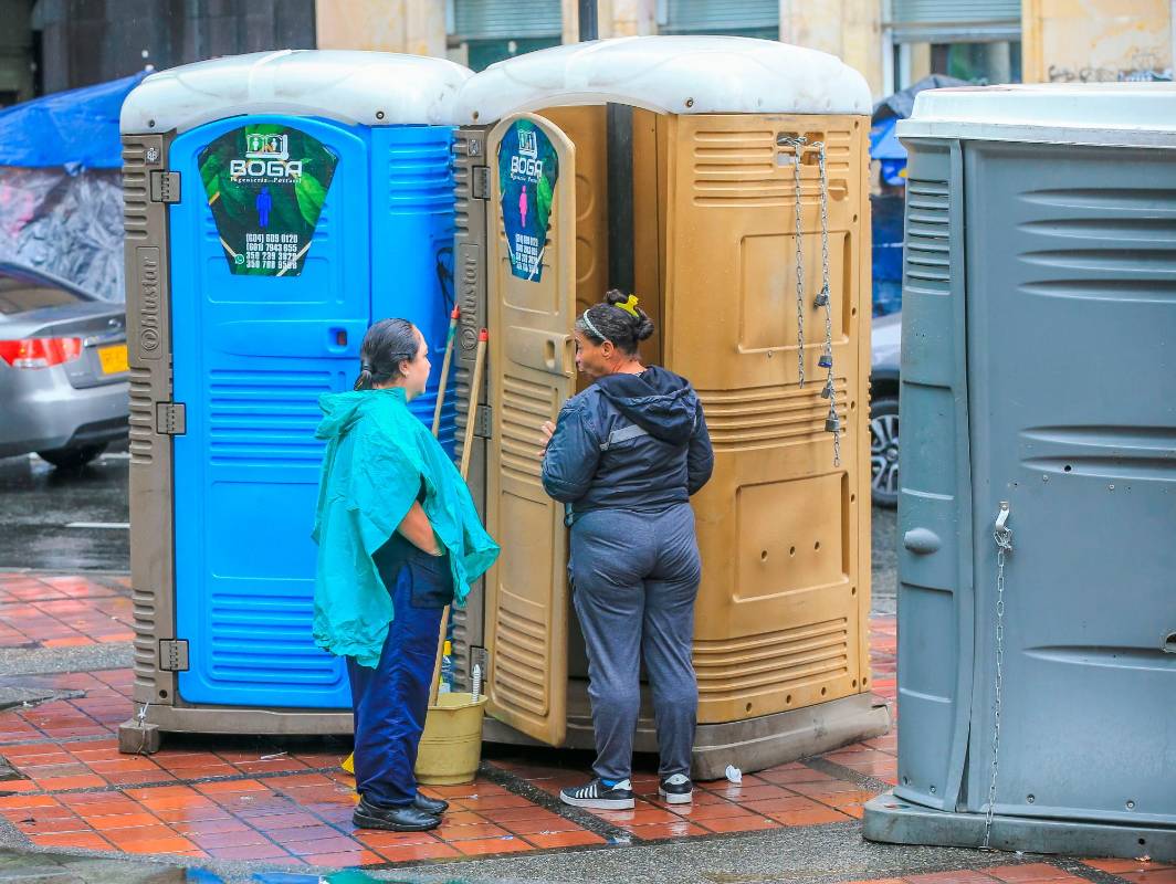 En el parque Bolívar hay dos baños. Cuando los abren, un olor intenso a amoniaco y podredumbre se apodera del lugar. Foto: Esneyder Gutiérrez 