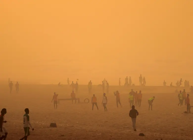 Esa nube de polvo del Sahara viene viajando por el mundo. Aquí una imagen del 16 de febrero en Dakar, Senegal. FOTO Getty