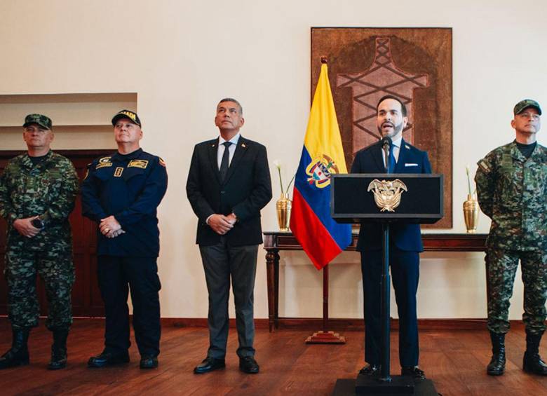 El presidente Abelardo De la Espriella junto a la cúpula militar que lo acompañará en este Gobierno. Foto: Presidencia