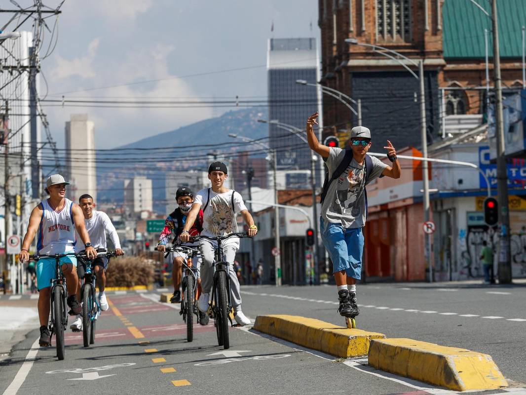 Las personas salieron las calles a realizar actividades deportivas luego del fin del toque de queda decretado para de fin de año e inicio del presente. Foto: Manuel Saldarriaga Quintero.
