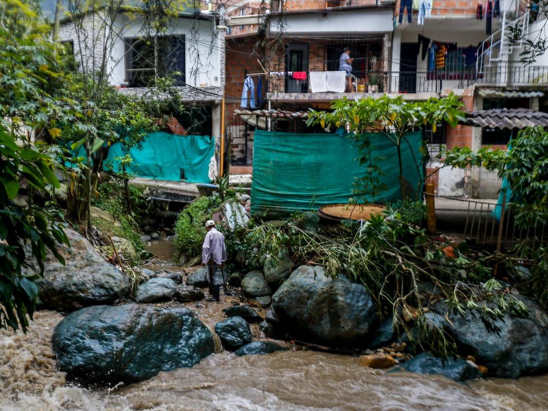 La comunidad de San Antonio de Prado pidió la intervención de las autoridades porque es común que se presenten estas crecientes, lo que eventualmente podría producir una tragedia. Foto: Julio César Herrera
