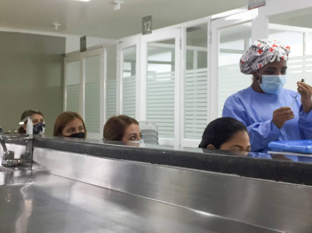 En la Clínica de la 80 se está atendiendo el nuevo grupo de personas beneficiadas por la vacunación. Foto: Edwin Bustamante