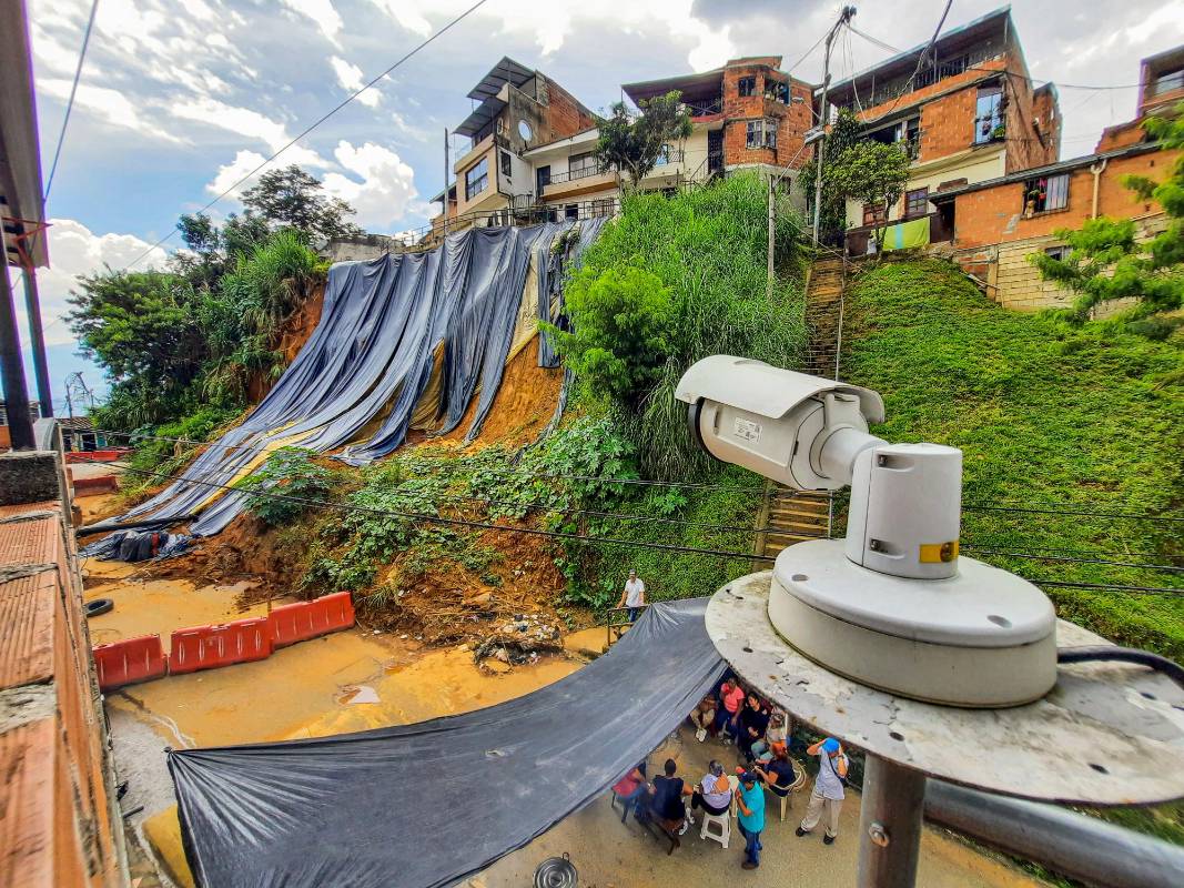 En el sector de Caicedo se instalaron cámaras para monitorear los movimientos de tierra, sin embargo la comunidad dice que los aparatos no están cumpliendo su función. Foto: Carlos Velásquez